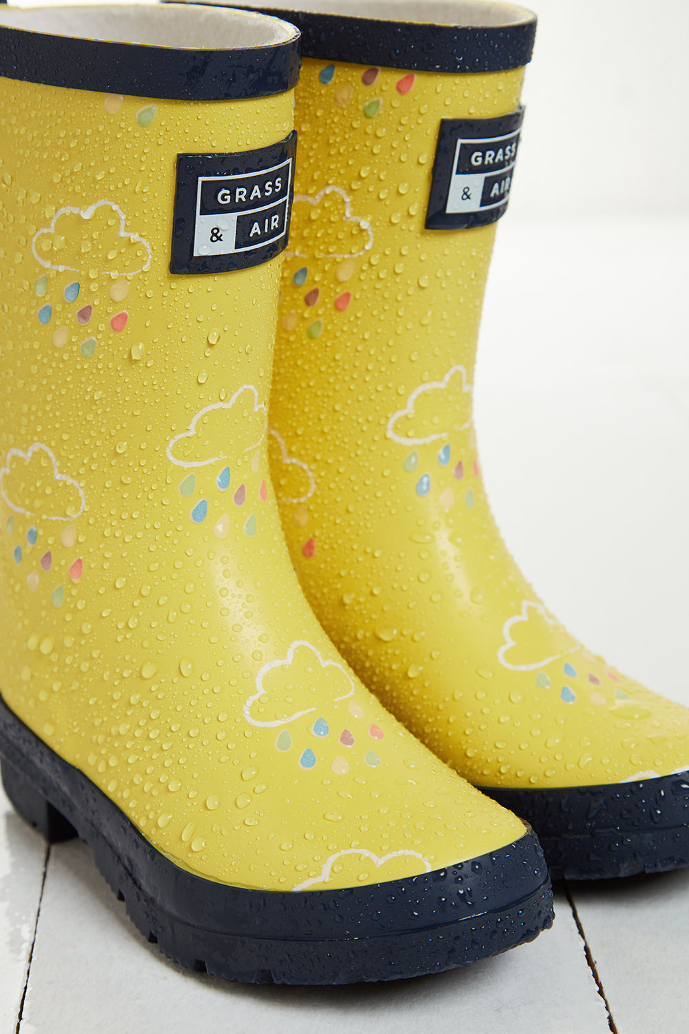 older-kids-yellow-colour-changing-wellies